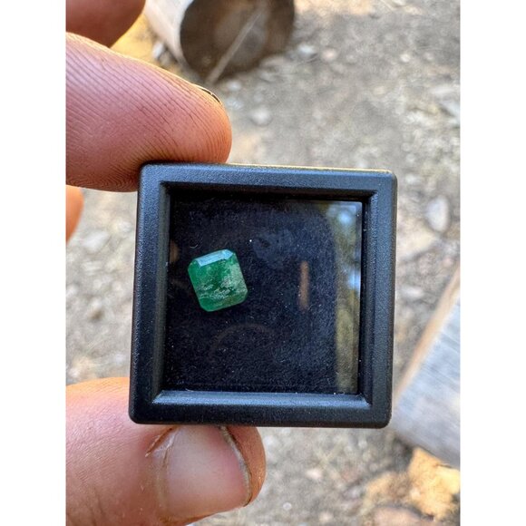 Emerald - 0.90 cts 6mm x 5.5mm x 3.6mm - Swat Valley - Picture 7 of 7